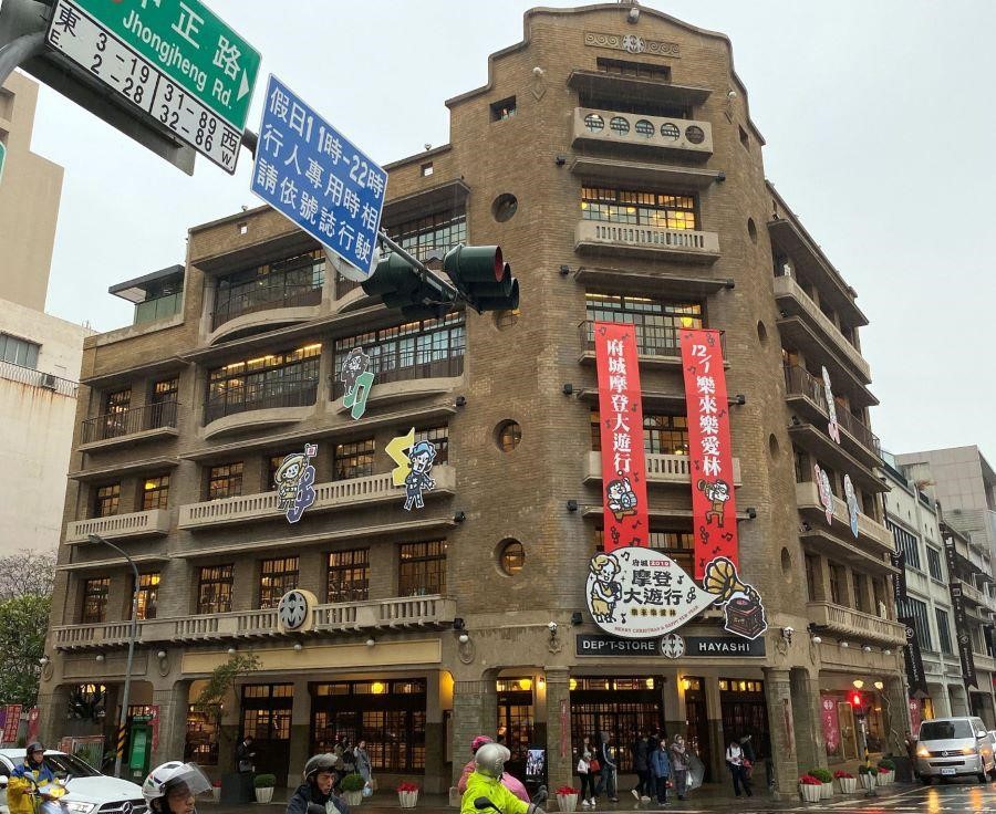 Khu thương xá tấp nập khách hàng tứ phương