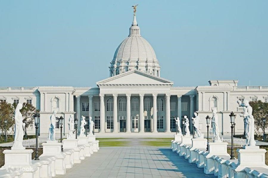 Màu trắng tinh khôi tạo nên vẻ đẹp hiếm có cho Bảo tàng Kỳ Mỹ