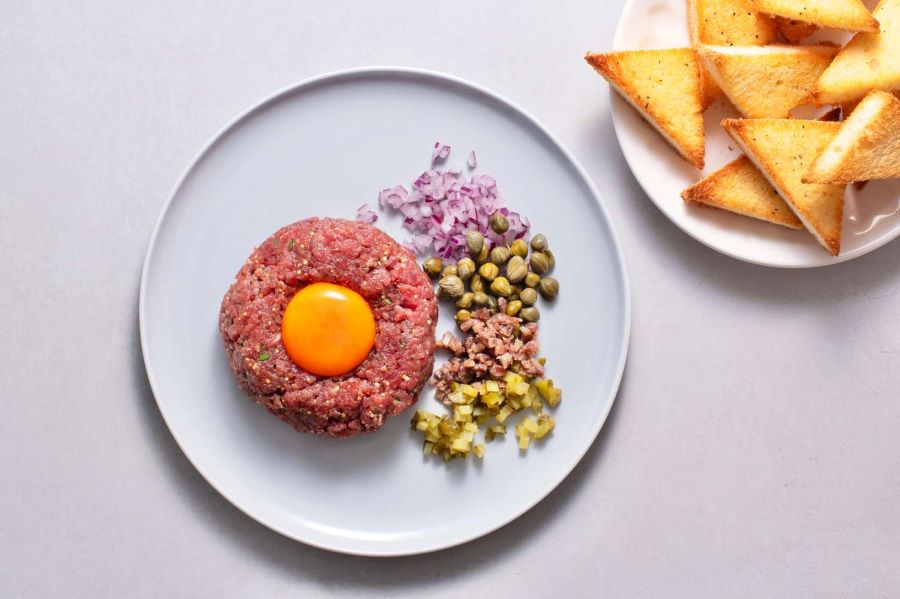 Tatarak hay gỏi bò sống là một món ngon cực kỳ nổi tiếng tại Cộng hòa Séc