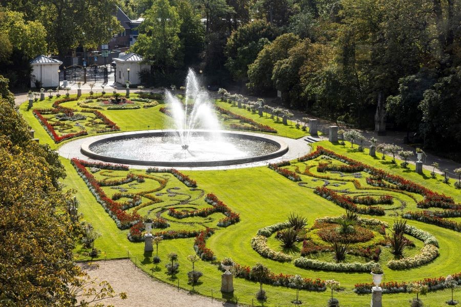  Dạo bước qua khu vườn rừng nhiệt đới, du khách như lạc vào thế giới kỳ bí với những tán cây rậm rạp, những loài hoa rực rỡ cùng tiếng chim hót líu lo