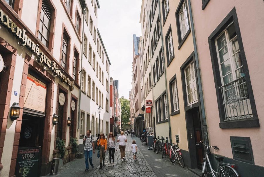 Phố cổ Cologne chính là minh chứng cho sức sống mãnh liệt của lịch sử và văn hóa giữa lòng nước Đức hiện đại.