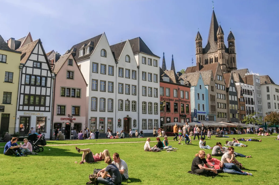 Nơi đây du khách có thể thưởng thức những món ăn đặc sản và hòa mình vào nhịp sống sôi động của người dân địa phương