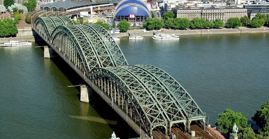 khám phá Cầu Hohenzollern để cảm nhận trọn vẹn vẻ đẹp lãng mạn, lịch sử và ý nghĩa sâu sắc của Cologne