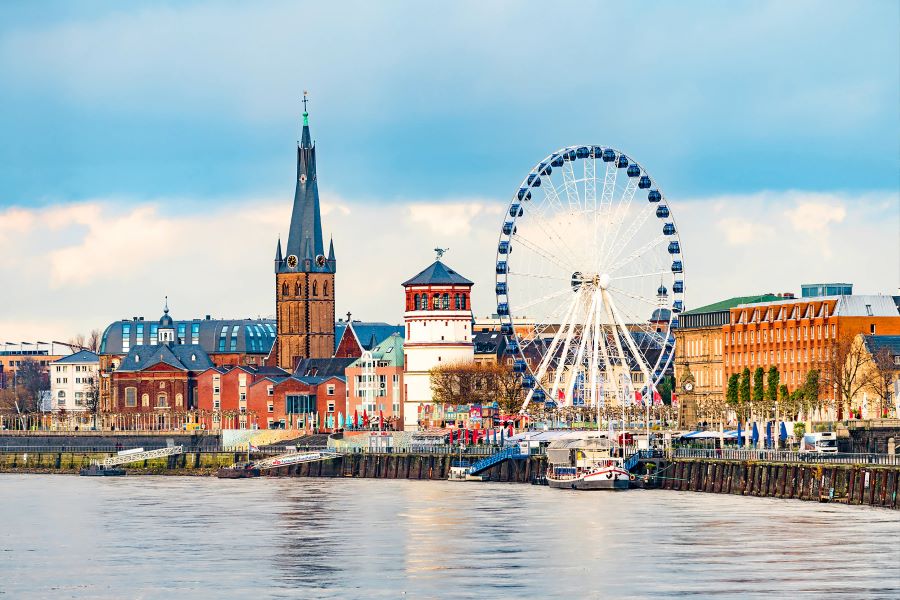 Düsseldorf sở hữu vẻ đẹp đậm chất nghệ thuật, đan xen hài hòa giữa cổ điển và hiện đại 