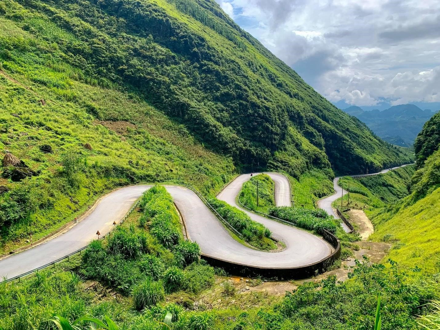 Dốc Thẩm Mã là một trong những con đường cheo leo nổi tiếng