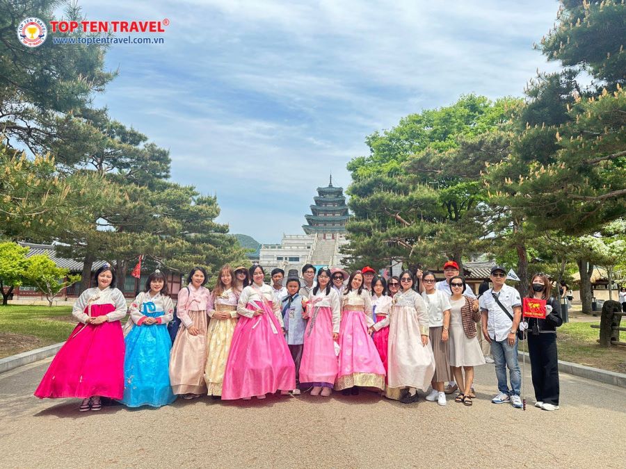 Khách nhà Top Ten trong tour tham quan Hàn Quốc 