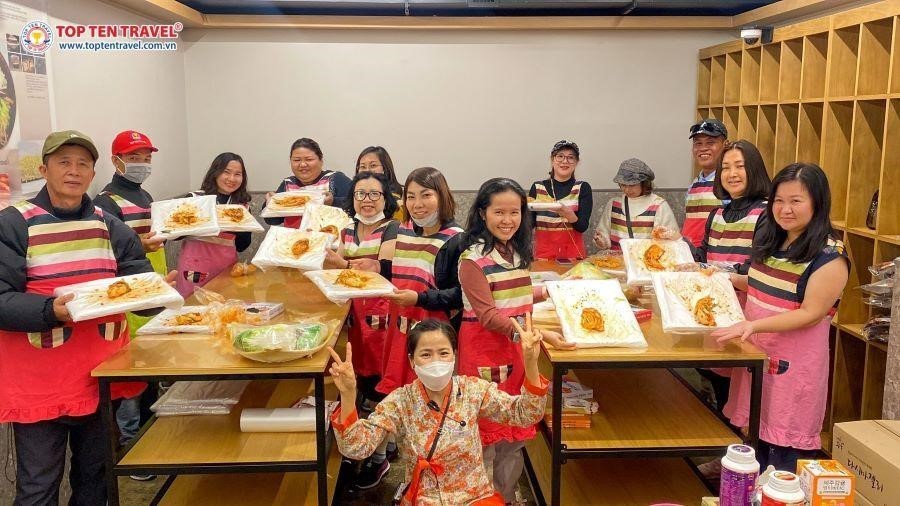 Khách nhà Top Ten học làm Kimchi cùng người dân địa phương