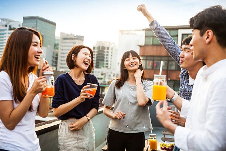 Người Hàn vô cùng thân thiện và hiếu khách, sẵn sàng hỗ trợ khách du lịch 