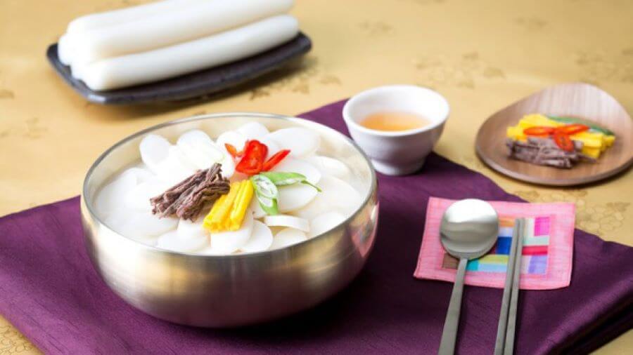 Tteokguk, món canh bánh gạo tượng trưng cho sự khởi đầu mới