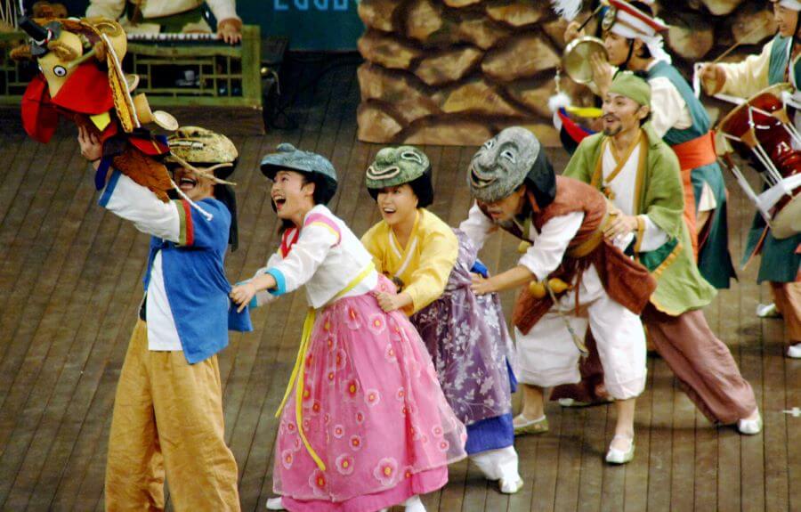 Đặc điểm nổi bật của Talchum là những chiếc mặt nạ độc đáo, thể hiện tính cách và vai trò của từng nhân vật