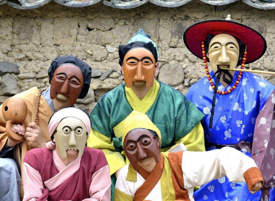 Trang phục và đạo cụ trong múa mặt nạ Talchum đóng vai trò quan trọng trong việc thể hiện tính cách nhân vật