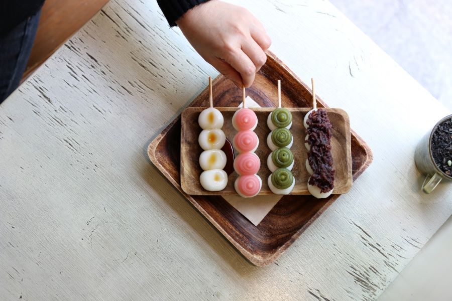 Du khách có thể thử những xiên mochi được kết hợp từ nhiều loại, nhiều vị đa dạng khác nhau