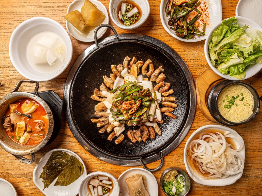 Đừng quên thưởng thức Gopchang và nhâm nhi một ít Soju giữa tiết trời lạnh giá bạn nhé