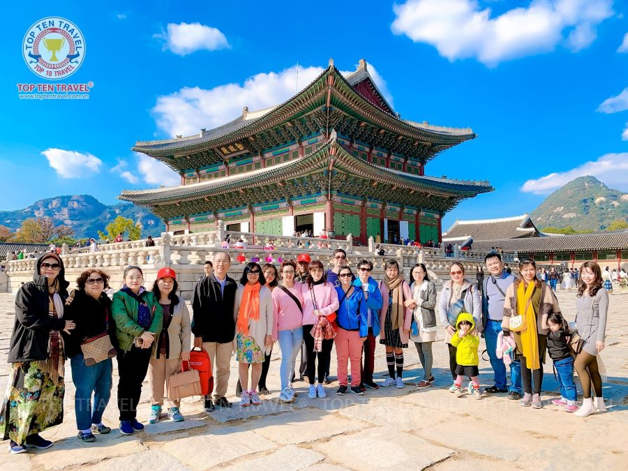 Đoàn khách tham gia tour du lịch khám phá mùa thu Hàn Quốc tại Top Ten Travel