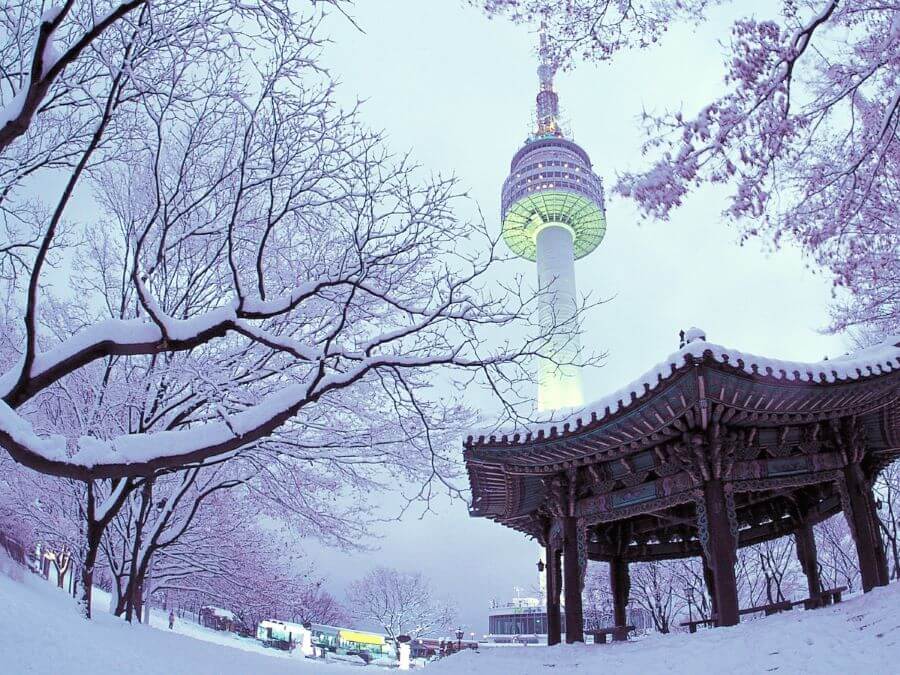 Khi mùa đông phủ kín Seoul, Tháp Namsan trở thành một điểm đến lý tưởng để ngắm nhìn toàn cảnh thành phố trong lớp áo trắng tinh khôi