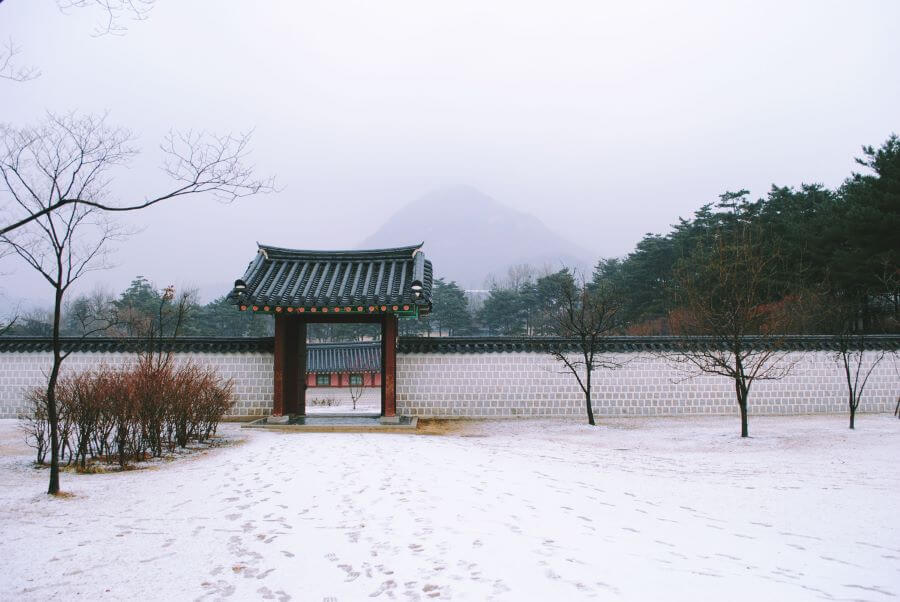 Dạo bước trên những con đường lát đá quanh co, bạn sẽ cảm nhận được sự yên bình và tĩnh lặng hiếm có