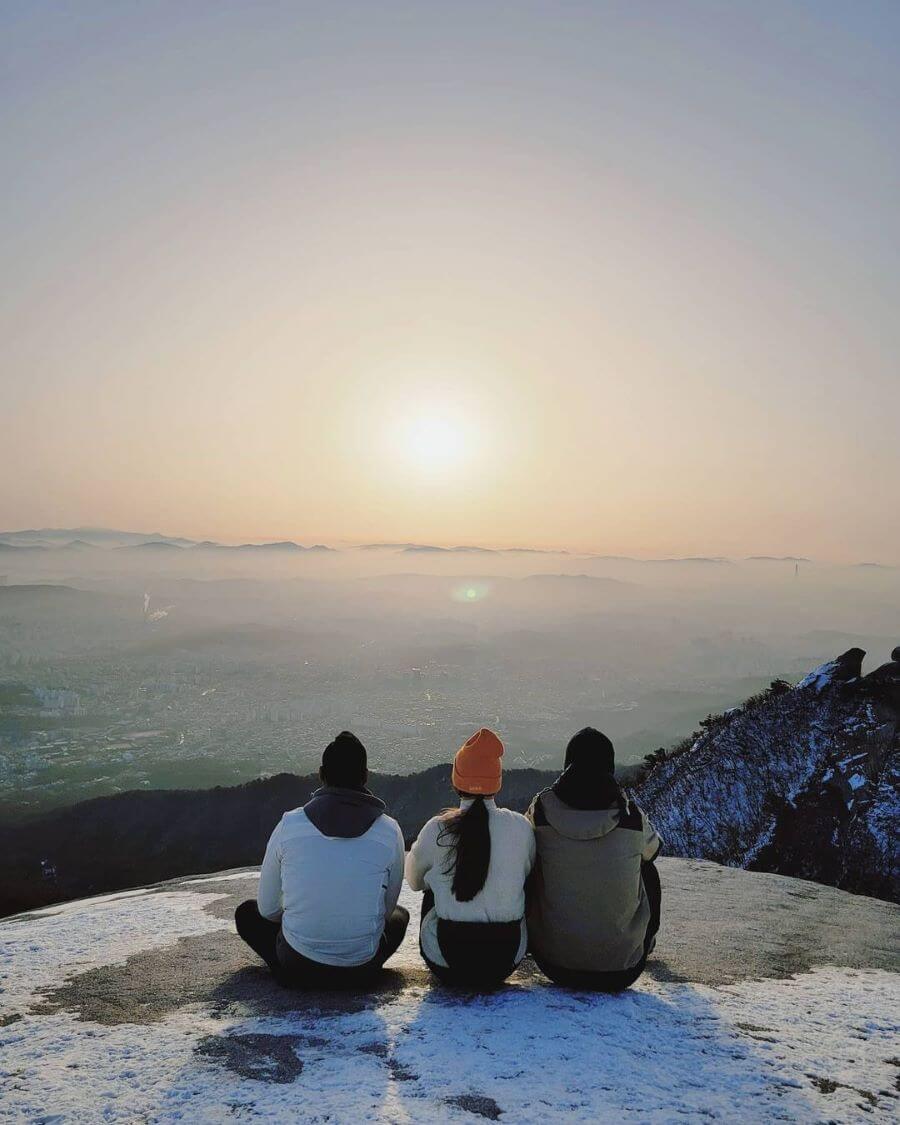 Khi leo lên đỉnh núi, bạn sẽ được chiêm ngưỡng toàn cảnh Seoul từ trên cao, một khung cảnh tuyệt đẹp