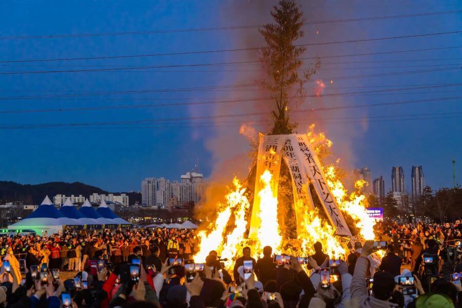 Tết Nguyên Tiêu Jeongwol Daeboreum được diễn ra vào ngày rằm tháng Giêng âm lịch, Jeongwol Daeboreum