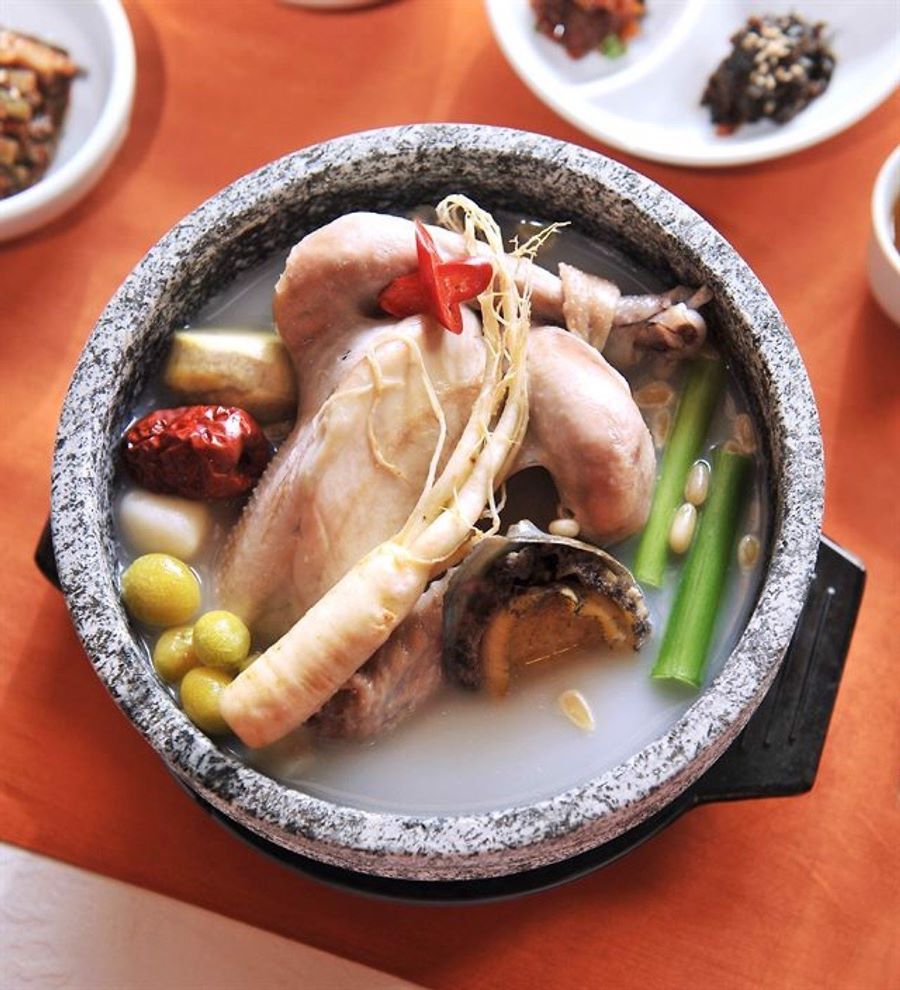 Phần thịt gà được hầm mềm vô cùng thơm ngon