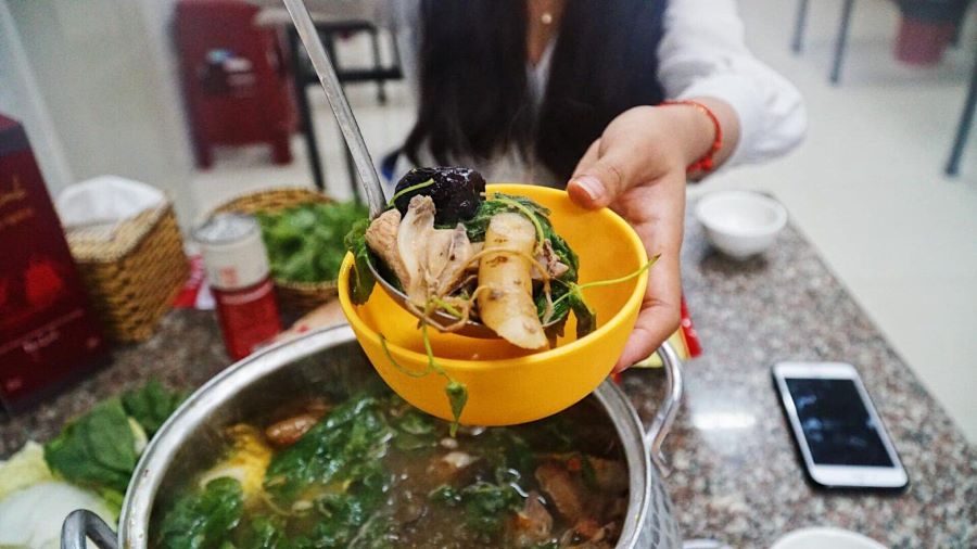 Gà tần sâm là một món ăn được yêu thích vào những ngày hè nóng nực tại Hàn Quốc