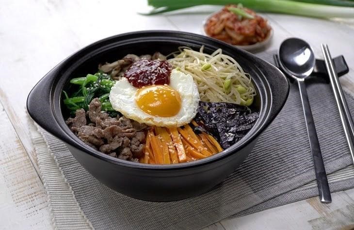 Một tô cơm trộn Bibimbap đầy màu sắc
