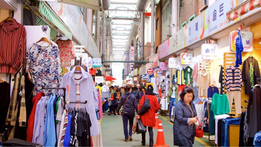  Trải qua nhiều thập kỷ, chợ Gukje dần phát triển thành một khu chợ sầm uất với hàng ngàn gian hàng khác nhau