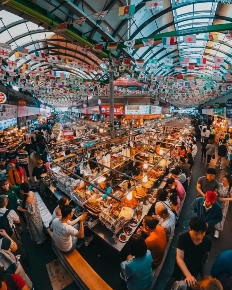 Điểm nổi bật nhất của chợ Gwangjang chính là khu vực ẩm thực đường phố