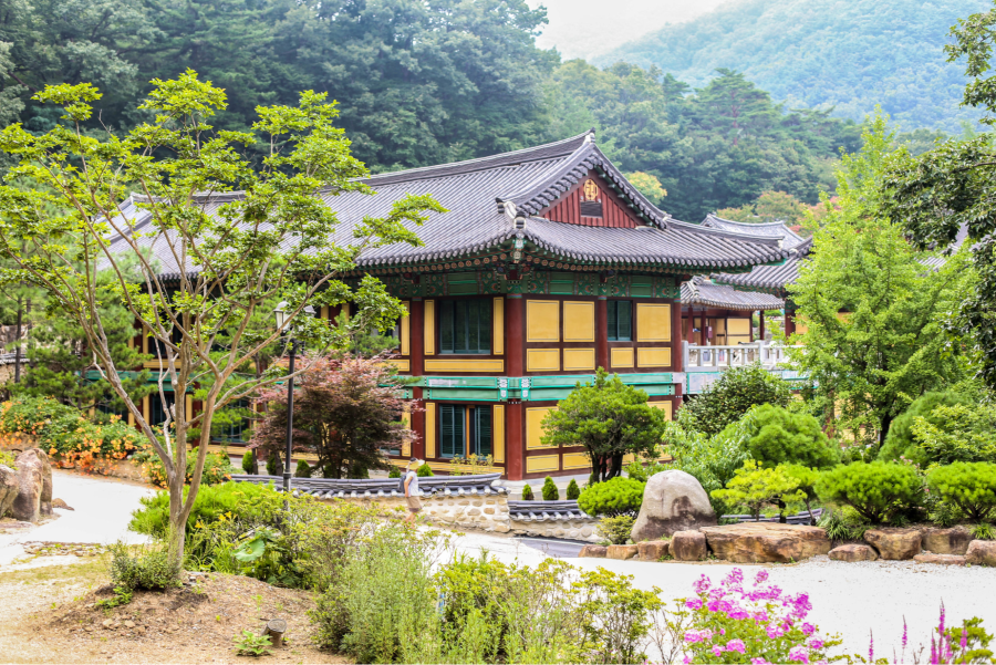 Với thiết kế vô cùng ấn tượng, Daewonsa thu hút đông đảo người đân địa phương lẫn du khách đến khám phá và cầu nguyện