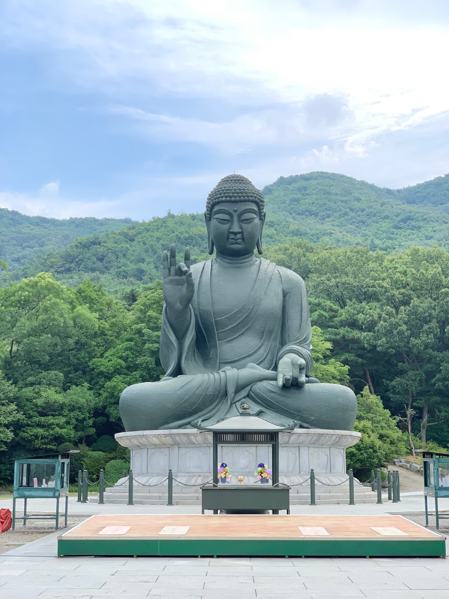 Điều làm nên sự đặc biệt của Gakwonsa chính là bức tượng Amita-bul khổng lồ, cao 15 mét và nặng 60 tấn