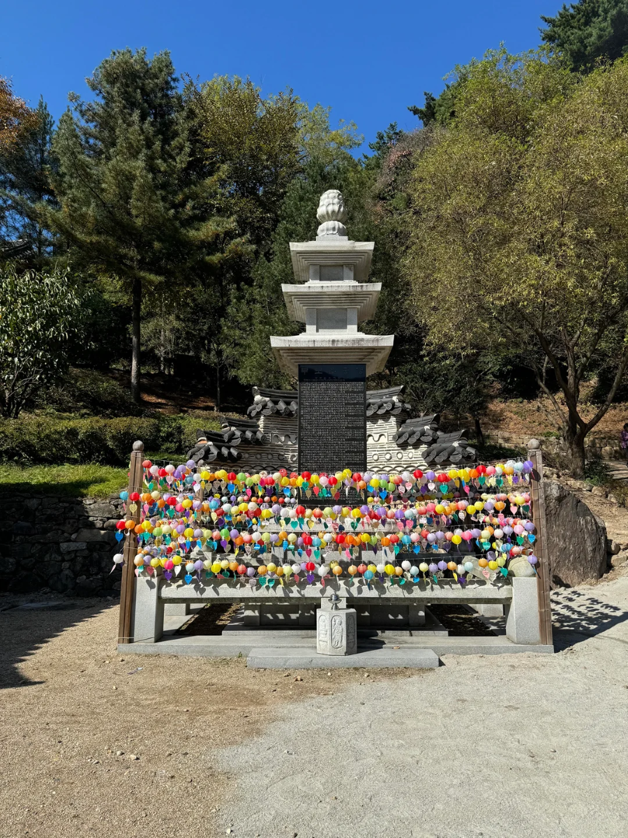 Với lịch sử lâu đời nhưng ngôi chùa vẫn giữ nguyên vẻ đẹp cổ kính và sự linh thiêng vốn có