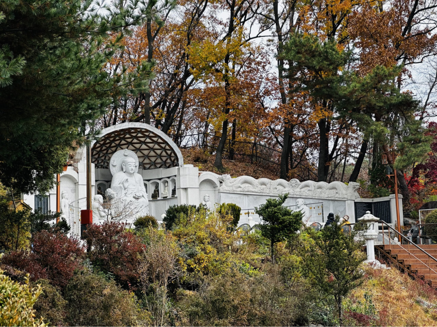 Với lịch sử hình thành lâu đời, Hwagyesa đã trở thành một biểu tượng văn hóa, thu hút đông đảo du khách thập phương