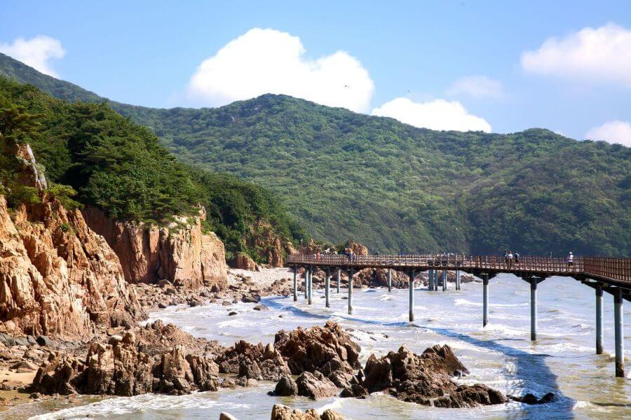 Đảo Muuido nổi bật với sự kết hợp hài hòa giữa những bãi biển cát trắng mịn, những vách đá hùng vĩ và những cánh rừng thông xanh mát