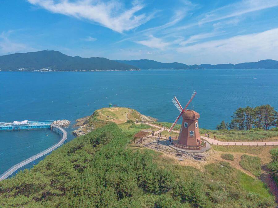 Geoje còn có nhiều điểm tham quan văn hóa và lịch sử hấp dẫn du khách khắp bốn phương