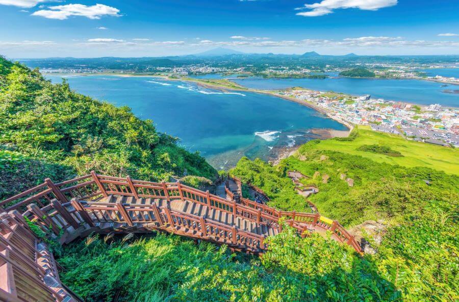 Đảo Jeju sở hữu vẻ đẹp thiên nhiên tuyệt vời, kết hợp hài hòa giữa núi non hùng vĩ, biển cả bao la và những cánh rừng xanh mướt