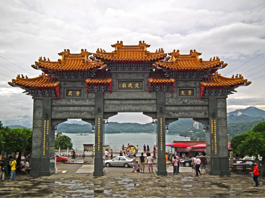 Văn Võ Miếu không chỉ thu hút du khách bởi vẻ đẹp cổ kính, uy nghi mà còn bởi sự kết hợp hài hòa giữa Nho giáo và Võ học