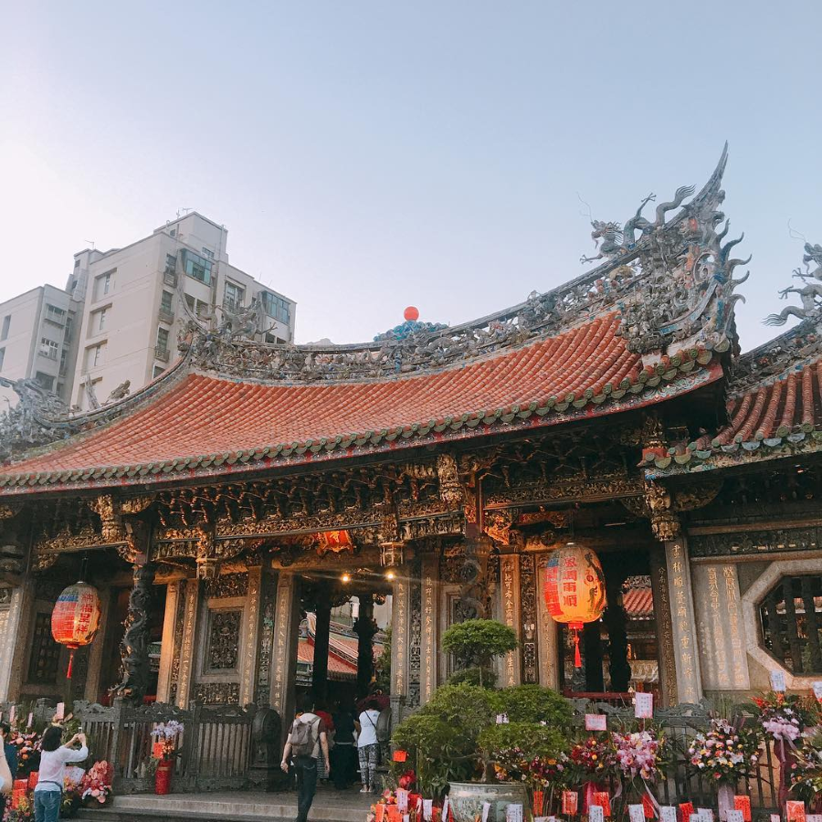 Chùa Long Sơn tọa lạc tại làng cổ Vạn Hoa, Đài Bắc, như một viên ngọc lộng lẫy giữa lòng thành phố hiện đại