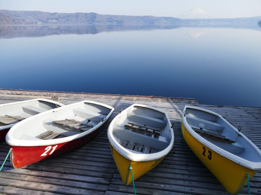 Hồ Toya, viên ngọc bích ẩn mình giữa lòng Hokkaido, khoác lên mình vẻ đẹp rực rỡ vào mùa hè