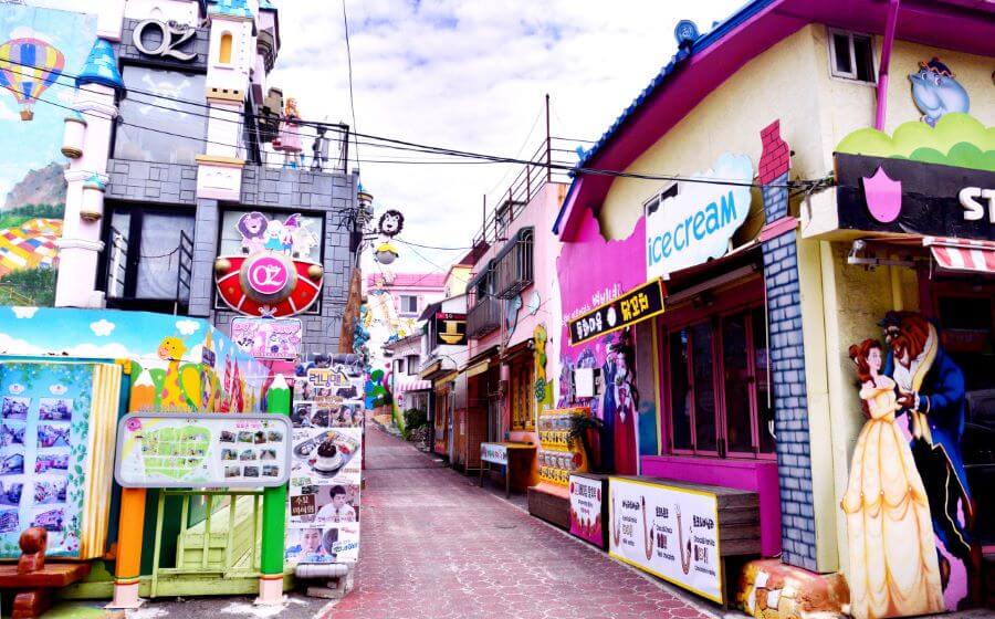 Nếu bạn là một người yêu thích sự lãng mạn và những câu chuyện cổ tích thì Làng Songwol-dong là điểm đến không thể bỏ qua