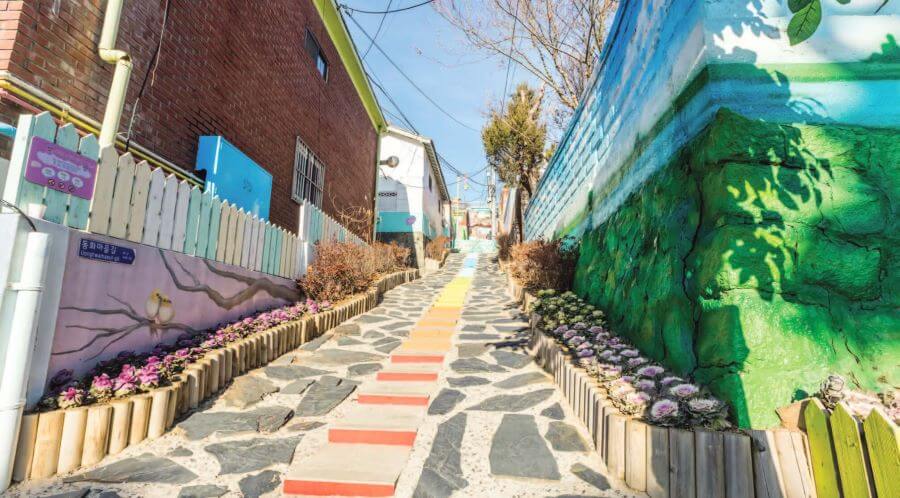 Những bức tường nhà được trang trí bằng những hình vẽ sống động, tái hiện lại những câu chuyện cổ tích quen thuộc