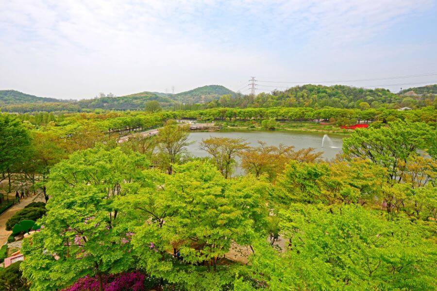 Với diện tích rộng lớn, Grand Incheon sở hữu những khu vườn bách thảo rực rỡ sắc màu, những hồ nước trong xanh và những con đường mòn thơ mộng