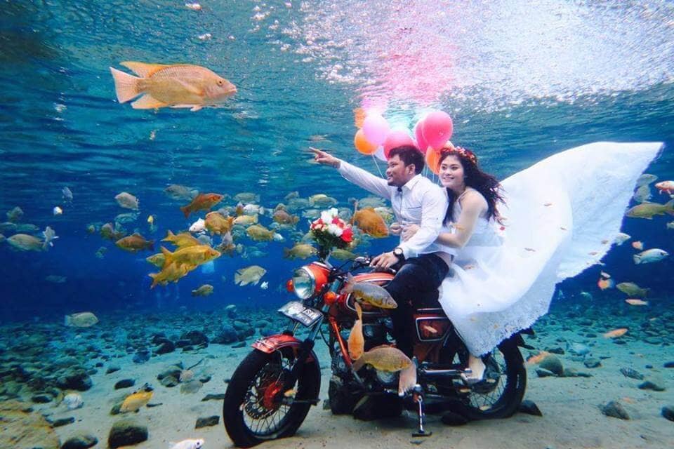 Du lịch Indonesia, hàng loạt du khách nhảy xuống đáy ao để "sống ảo"