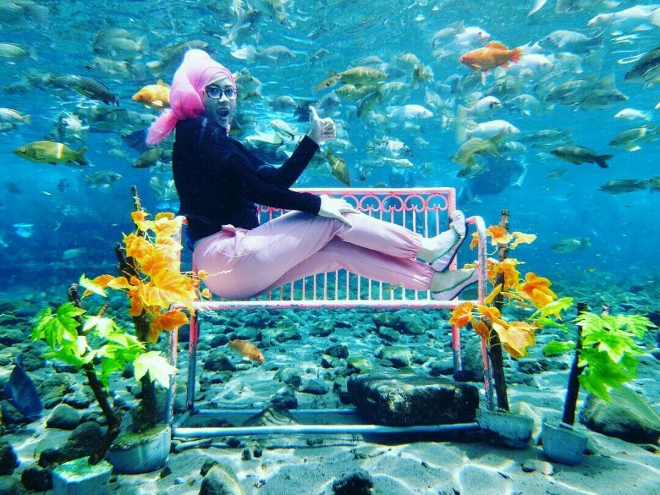 Du lịch Indonesia, hàng loạt du khách nhảy xuống đáy ao để "sống ảo"