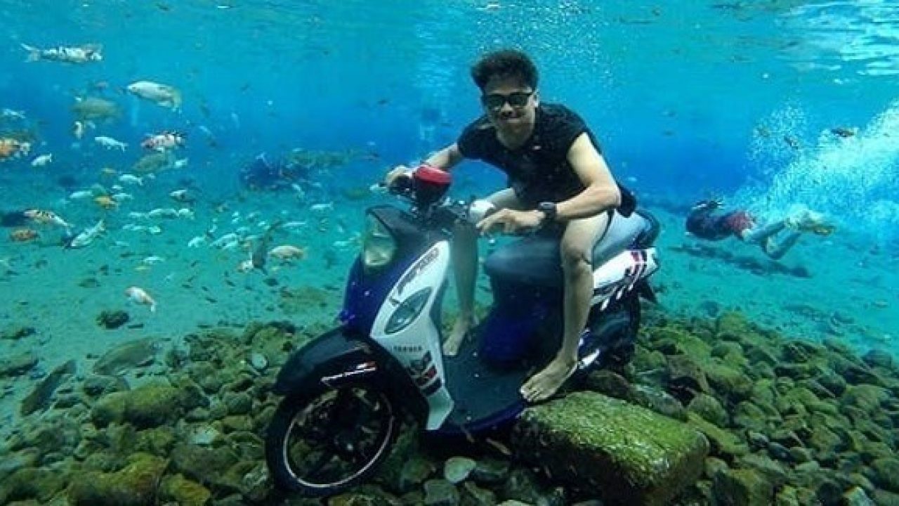 Du lịch Indonesia, hàng loạt du khách nhảy xuống đáy ao để "sống ảo"