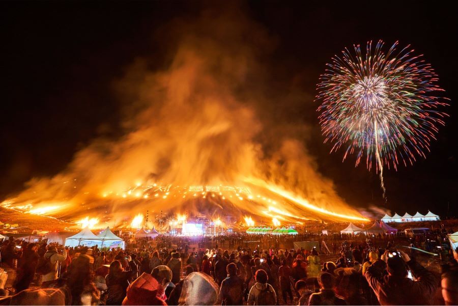 Một trong những lễ hội nổi tiếng nhất vào mùa đông ở Jeju là Lễ hội Lửa Jeju (Jeju Fire Festival)