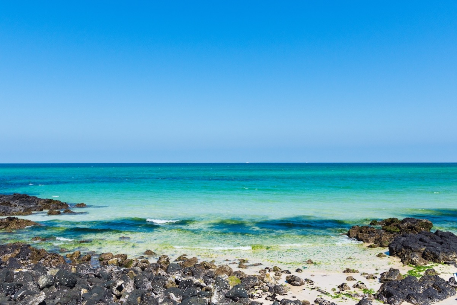 Du lịch Jeju còn thu hút du khách bởi những bãi biển tuyệt đẹp với biển xanh và cát trắng