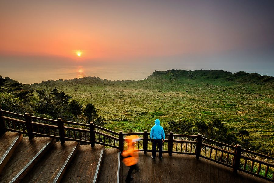 Đỉnh Seongsan Ilchulbongn là điểm đón bình minh đẹp nhất trong hành trình khám phá Xứ sở kim chi