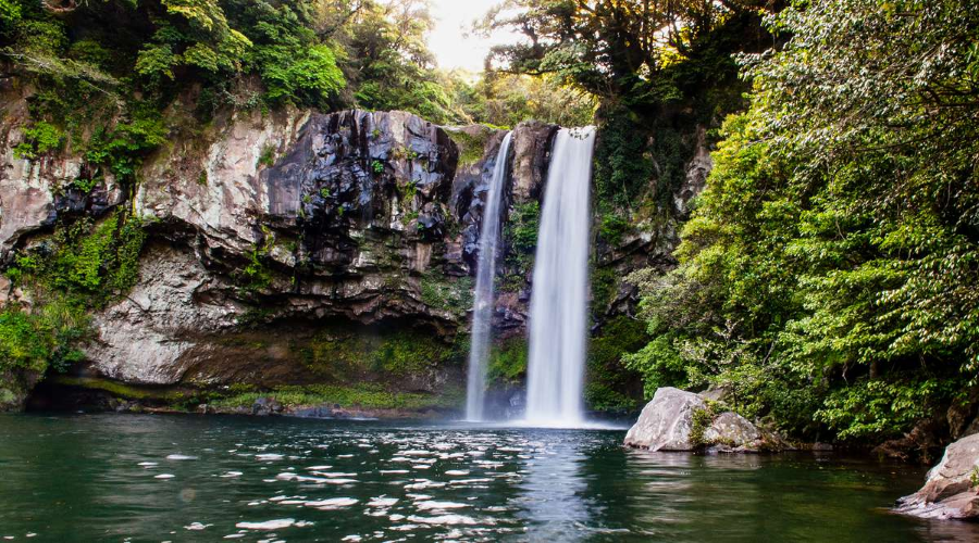 Thác Jeongbang nổi tiếng là dòng thác duy nhất ở Châu Á chạy thẳng trực tiếp ra biển