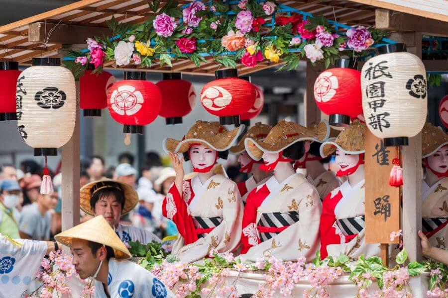 Gion Matsuri, diễn ra vào tháng 7, được coi là một trong ba lễ hội lớn nhất Nhật Bản