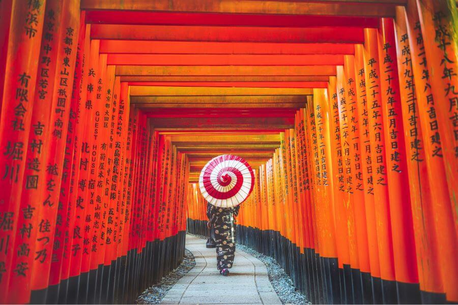 Điểm đặc biệt và thu hút nhất của Fushimi Inari-taisha chính là con đường hầm torii