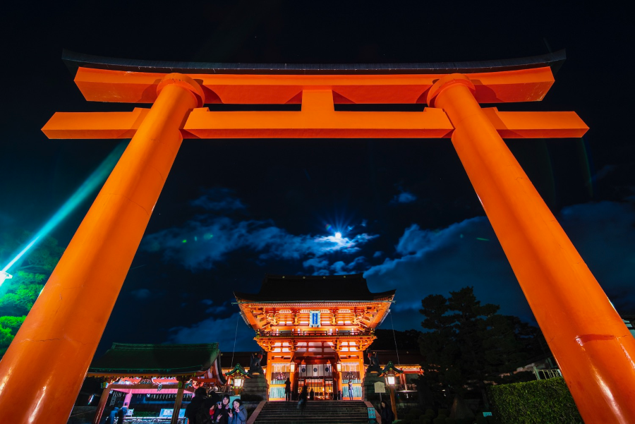 Fushimi Inari Taisha là một trong những biểu tượng của Kyoto và là điểm đến mà bạn không nên bỏ qua khi đi du lịch Kyoto